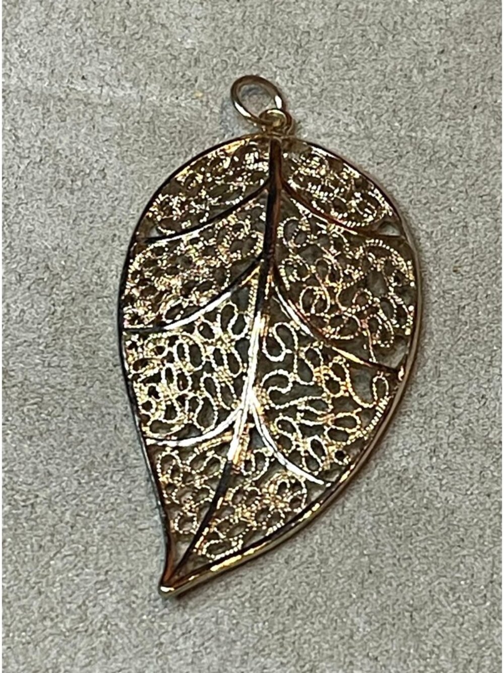 Vintage 60s Gold Toned Openwork Leaf Shaped Filigree Pendant Boho Botanical